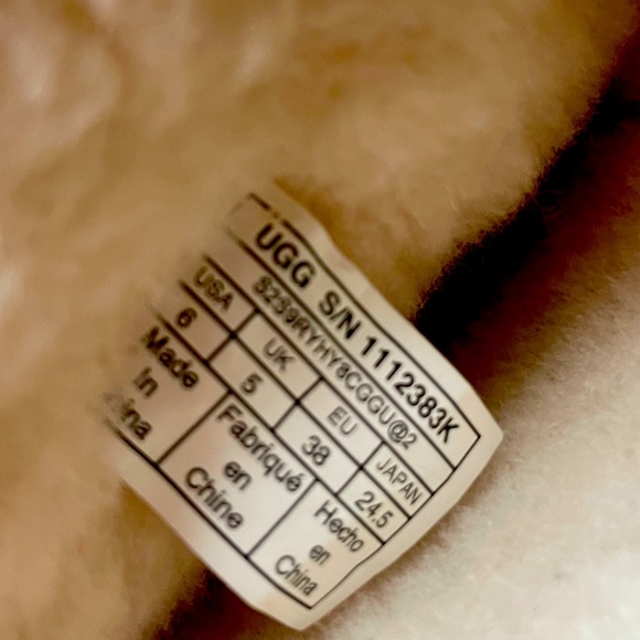 UGG boots NWOT - Picture 3 of 3